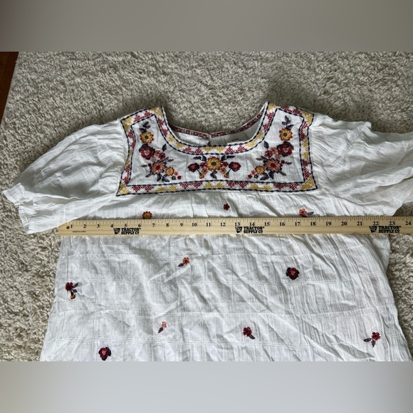 Size Large Embroidered White Floral Women's Top NWT - Picture 7 of 7
